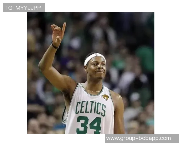 女主持与皮尔斯默契配合皮尔斯直言不想与他人合作播客