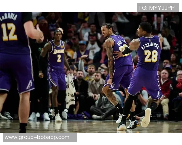 詹姆斯最后一攻前询问雷迪克暂停建议雷迪克果断选择直接进攻策略 詹姆斯最后一攻前询问雷迪克暂停建议雷迪克果断选择直接进攻策略