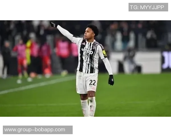 戴维近距离射门遭封堵麦肯尼头球抢点再遭扑救无缘进球